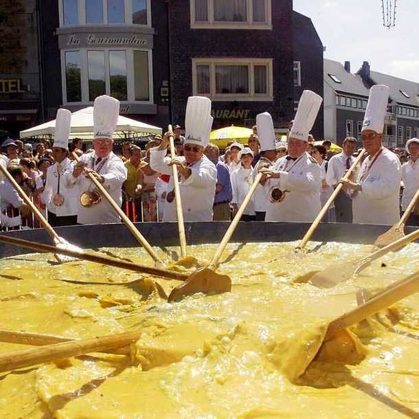 Omelette Pascale géante